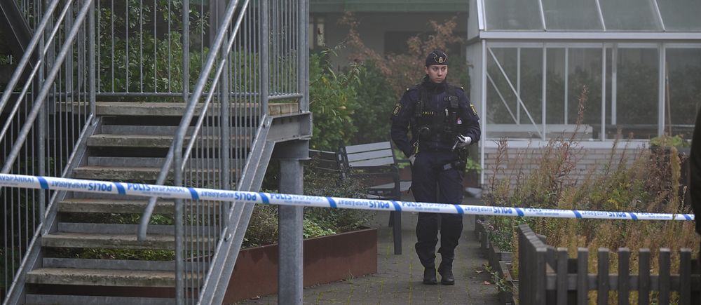Polis står och vaktar vid ett bostadshus efter en explosion.