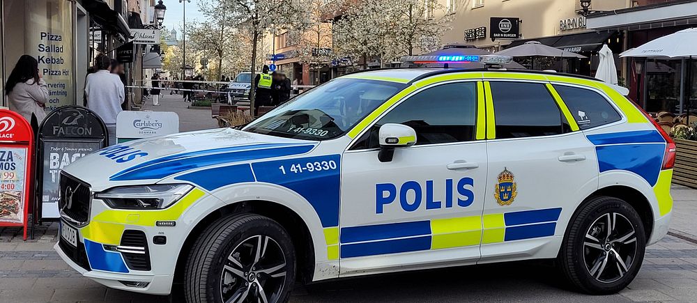 Polisbil i centrala Nyköping