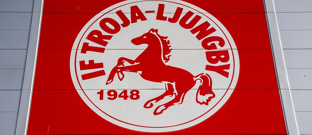IF Troja-Ljungby-logotyp på röd bakgrund. Logotypen visar en stegrande häst.