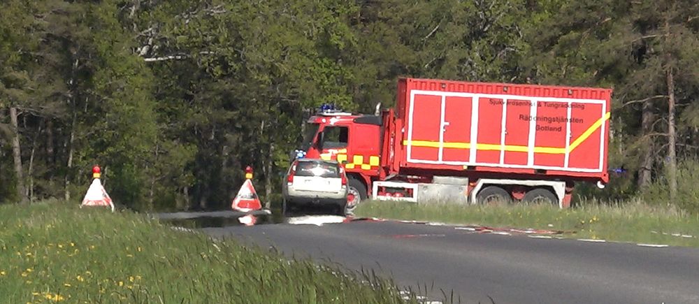 Tre personer måste föras till sjukhus efter en olycka på väg 147 på Gotland.