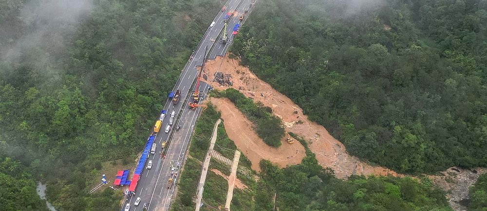 En del av en motorväg i Kinas Guangdongprovins har rasat samman.