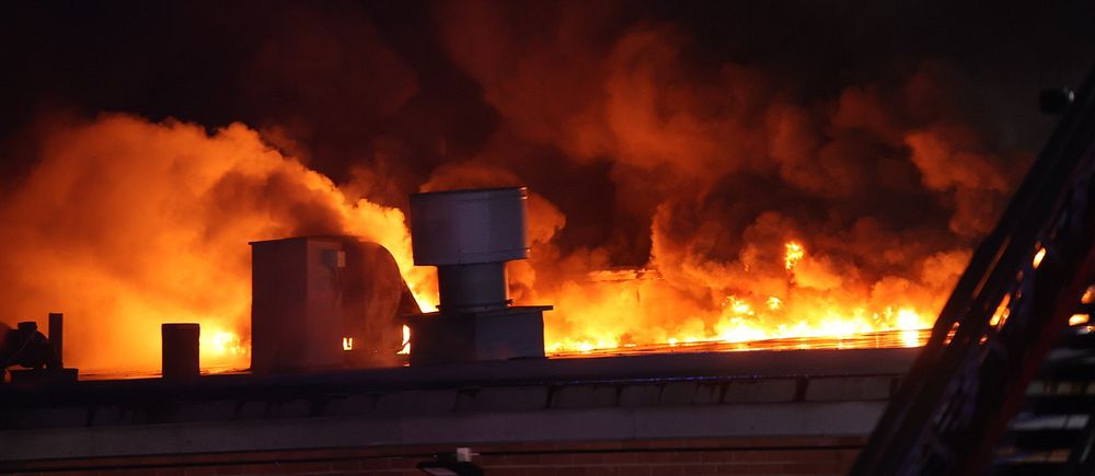 En kraftig brand bröt ut i en lagerlokal i Märsta under natten till torsdag