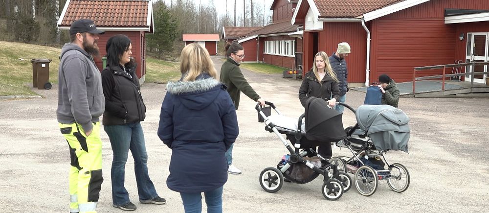 Flera familjer har samlats framför Klättenskolan i Stöpafors, sunne kommun