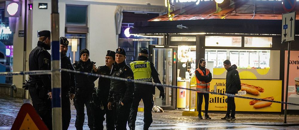 Polisen har spärrat av ett område utanför Pressbyrån vid Kungsportsplatsen i Göteborg. På platsen syns flera poliser.