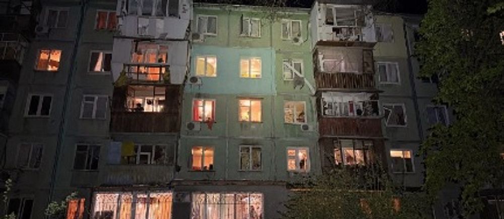 Bostadshus med trasiga balkonger, avspärrat med säkerhetsband.