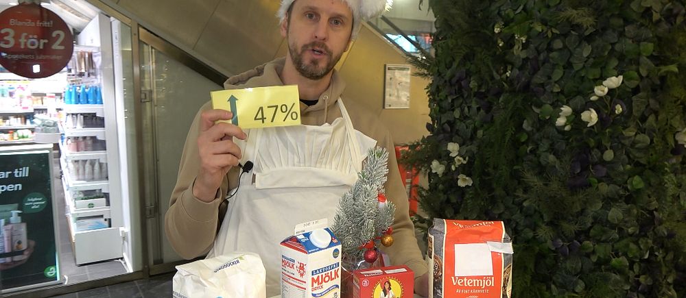 SVT reporter som står vid ett högt bord med ingredienser för att baka lussebullar