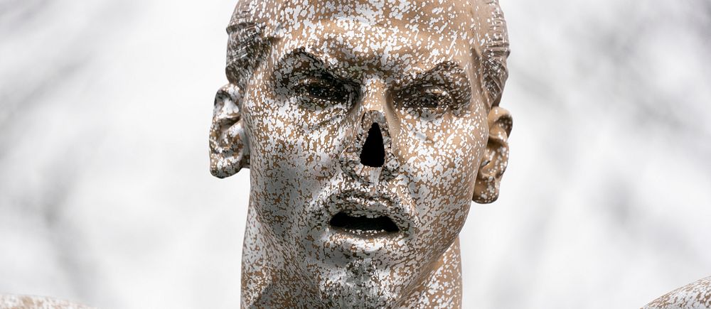 Närbild på Zlatan statyn med vit färg på kroppen i kallt väder. Zlatan saknar sin näsa.