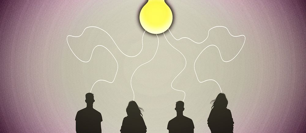 Fyra silhuetter under glödlampa, symboliserar idéer eller tankeverksamhet.