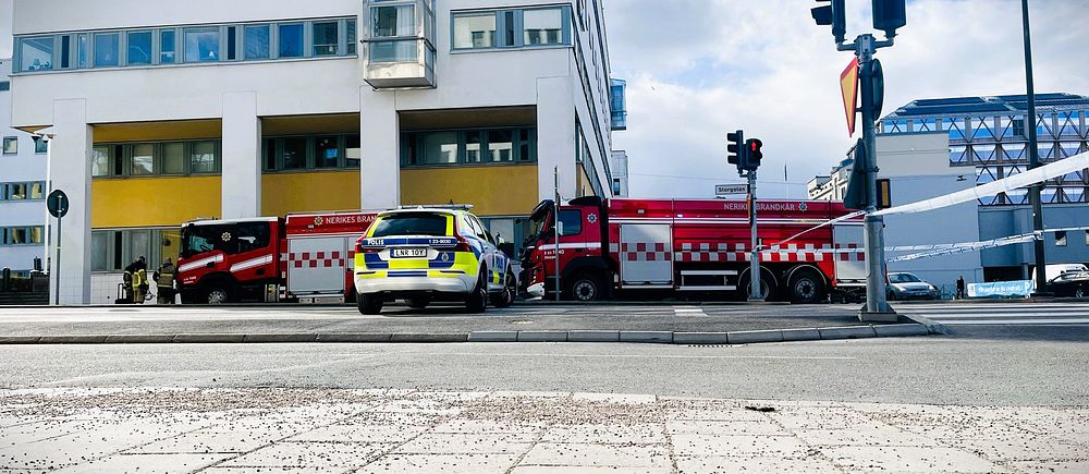Avspärrningar utanför polishuset i Örebro