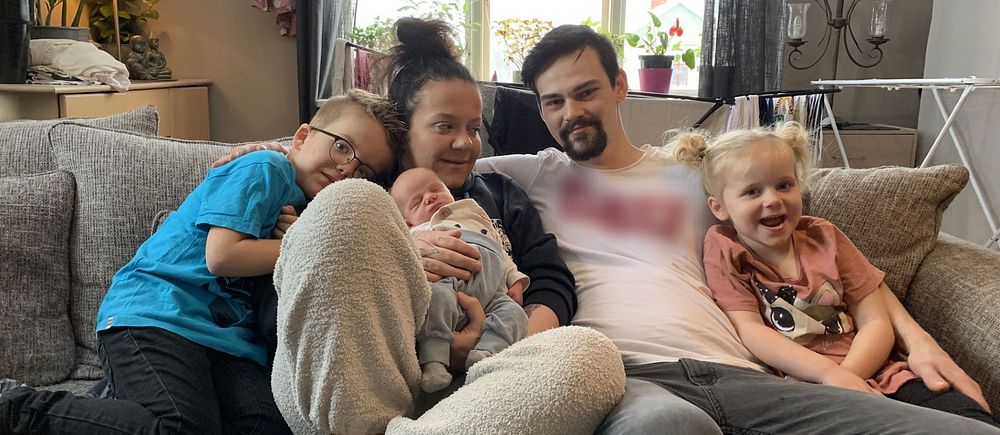 Familj med sin nyfödda son