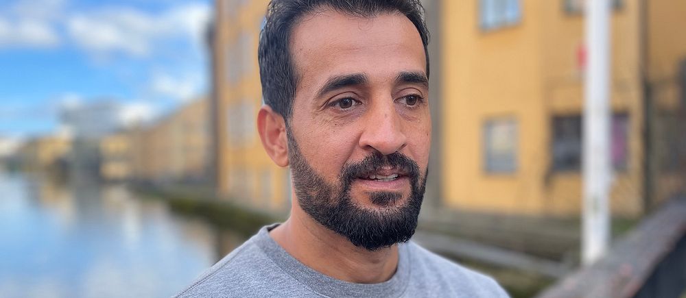 Evan Madlol står framför en byggnad. Han är med i SVT Nyheter Östs granskning om utnyttjande och exploatering på svenska arbetsplatser.