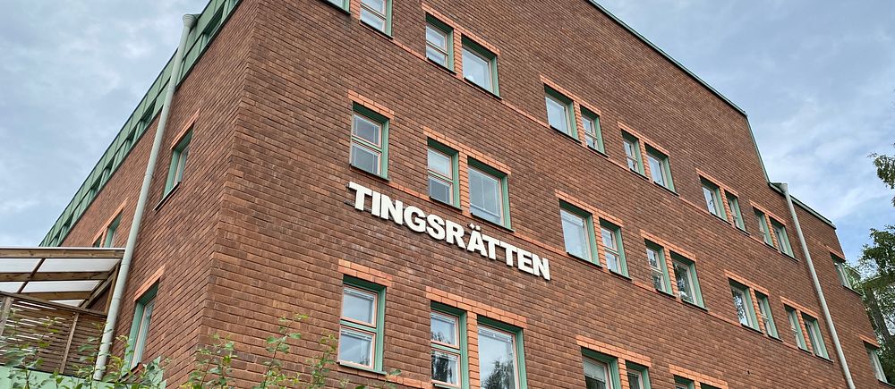Tegelbyggnad med skylten Tingsrätten på fasaden, fotograferad från marknivå.