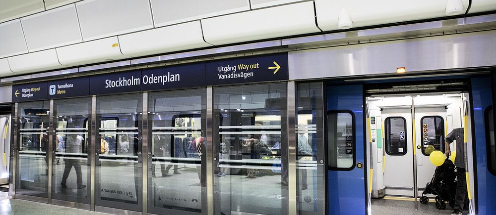 Ett pendeltåg står med dörrarna öppna vid station Odenplan.