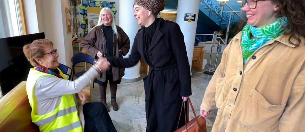 fyra kvinnor i entren till sollefteå sjukhus
