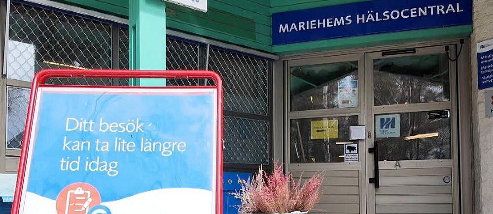 Entrén till Mariefors hälsocentral med informationsskylt utanför dörren.