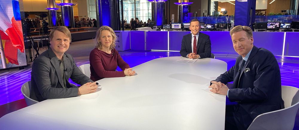 EU-korrespondenterna Wiktor Nummelin, TT, Rikhard Husku, svenska YLE och Sigrid Melchior Dagens Nyheter i en tv-studio i EU-parlamentet i Bryssel.