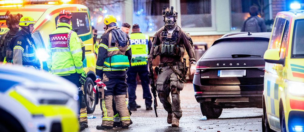 Blåljuspersonal och polis vid insatsen i samband med masskjutningen i Örebro, med bilar och ambulans närvarande.