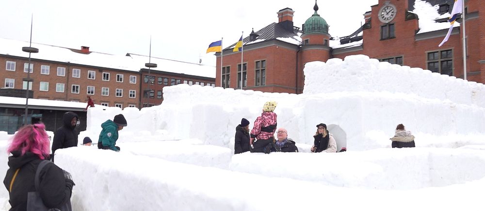 Snöborgen i Umeå och barn och vuxna som leker