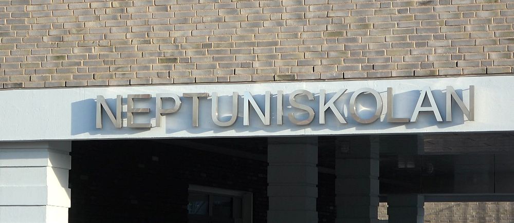 Skylt utanför Neptuniskolan i Malmö