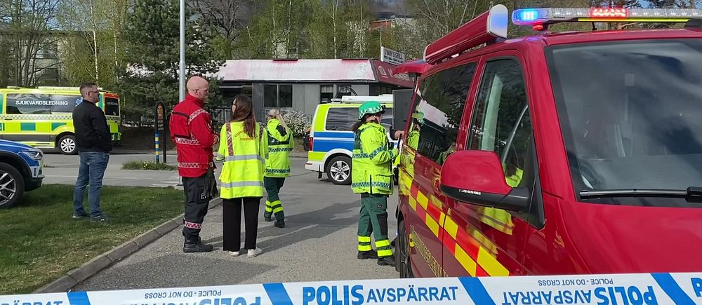 Avspärrningstejp och utryckningsfordon på gatan utanför ett äldreboende i Huddinge.