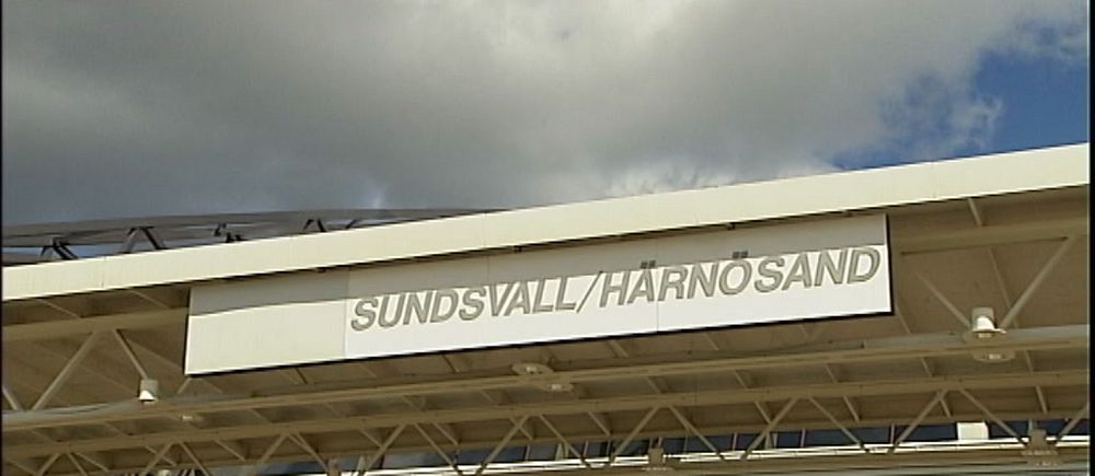 Den gamla skylten på Midlanda flygplats som aviserar att Härnösand är med och betalar.