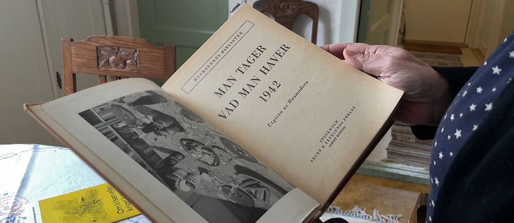 Person bläddrar i en bok från 1942.