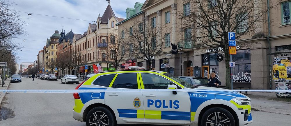 Polisbil framför avspärrningarna vid polishuset på Järnvägsgatan i Örebro.