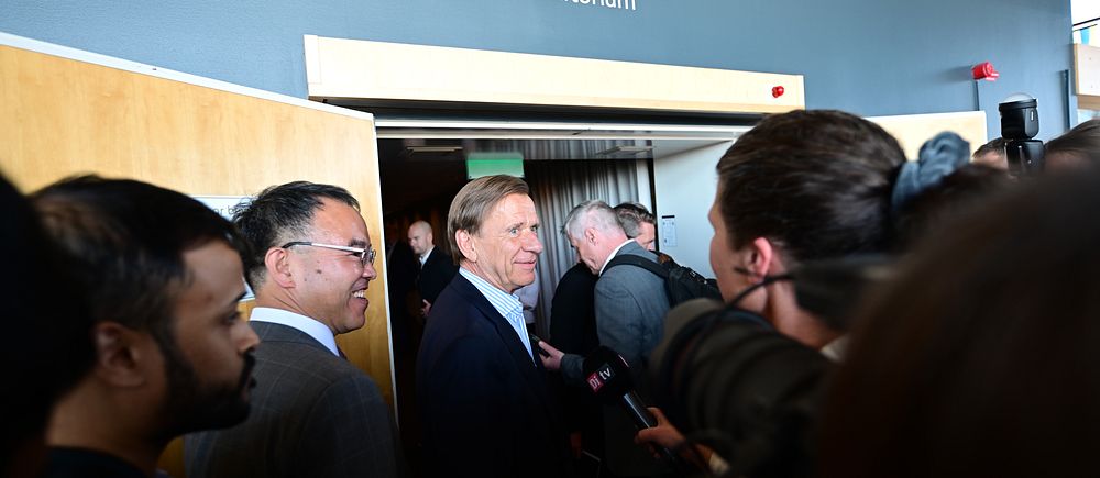 Nygamla vd:n Håkan Samuelsson på väg in på bolagets årsstämma.