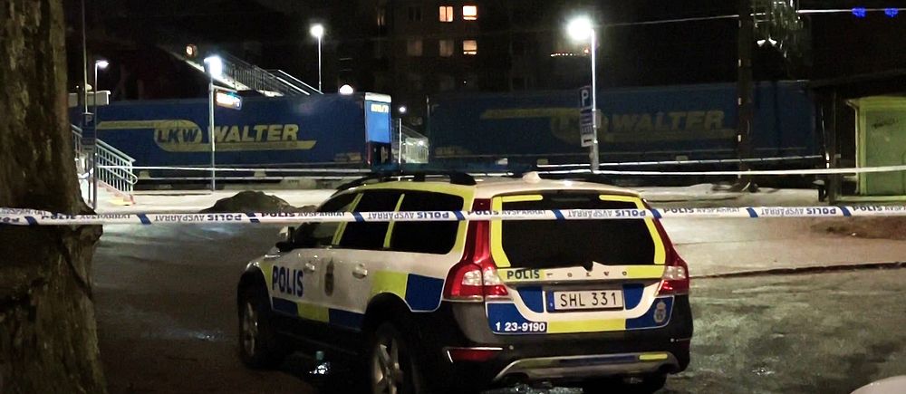 Polisbil innanför avspärrningarna vid Södra station i Örebro. I bakgrunden det godståg som körde över de de personerna som dog,