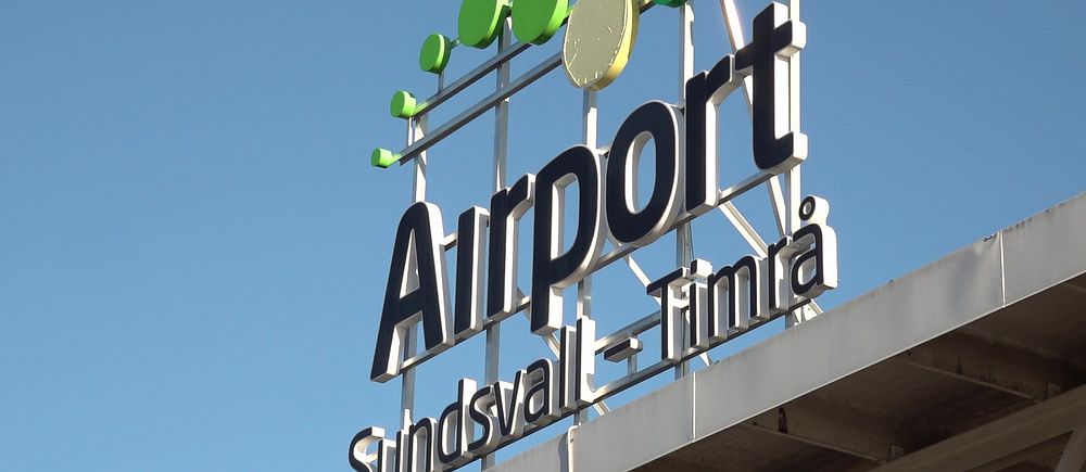 Skylten på Midlanda flygplats som säger: Sundsvall/Timrå Airport.