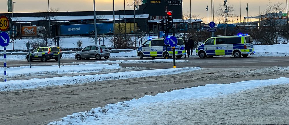 Polisen på plats efter en skjutning i Hägersten.