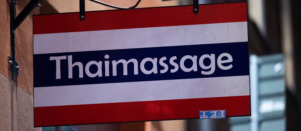 Skylt med texten ”Thaimassage” på en byggnad.