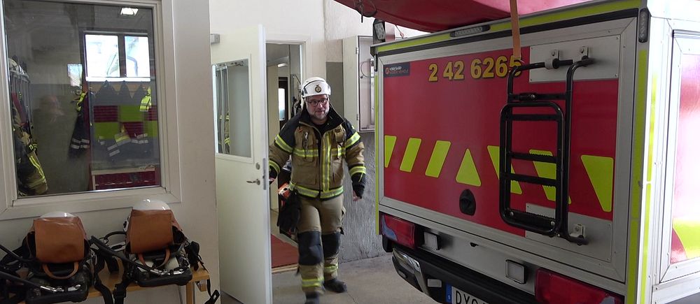 Deltidsbrandmannen Christian Svahn på väg att rycka ut på ett larm