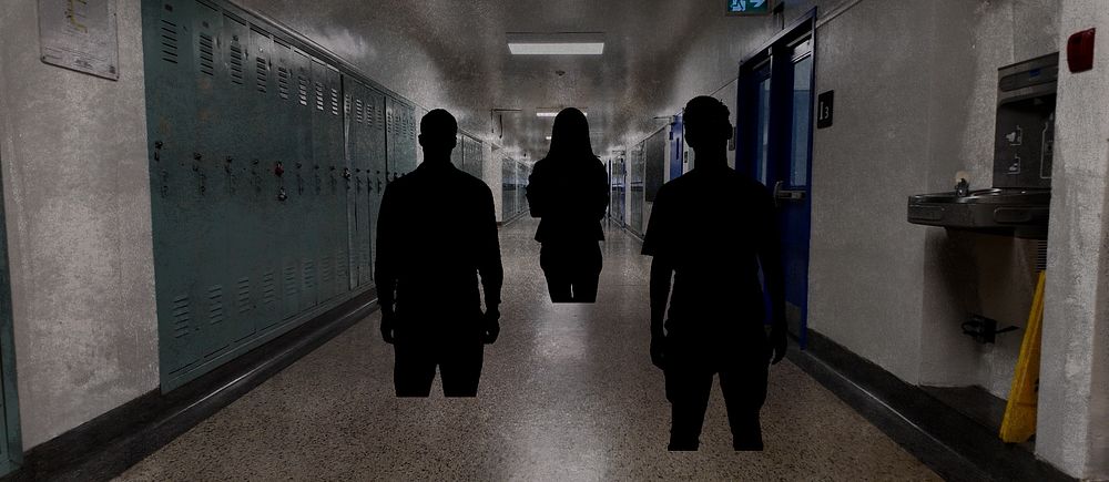 Tre siluetter i skolkorridor