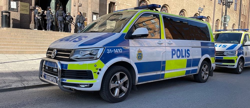 Polisbil framför Stockholms tingsrätt.