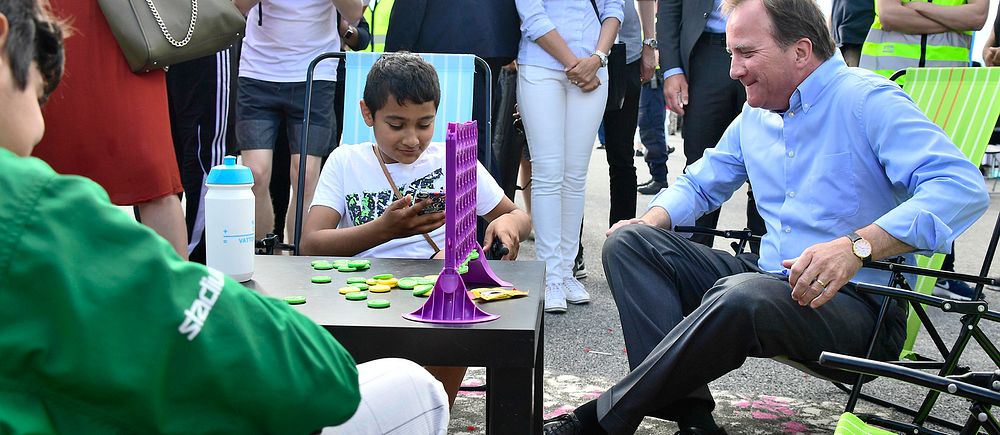 Statsminister Stefan Löfven umgås med spel inför sitt tal på Spånga IP under politikerveckan i Järva 2017.