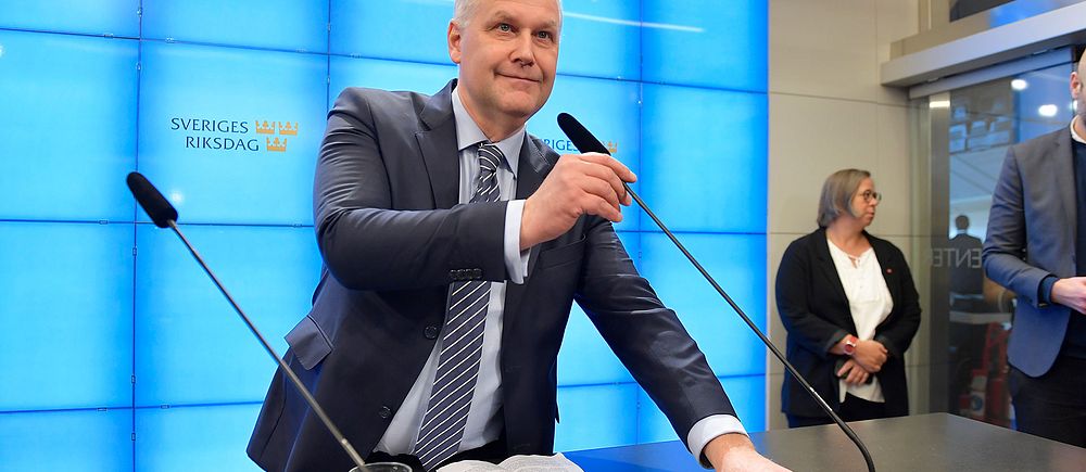 Jonas Sjöstedt (V) hålelr presskonferens efter beskedet till talmannen