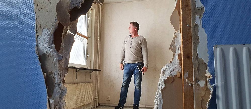 Niklas Andersson tekniskt ansvarig Fogelviks Fastigheter står i trasig lägenhet
