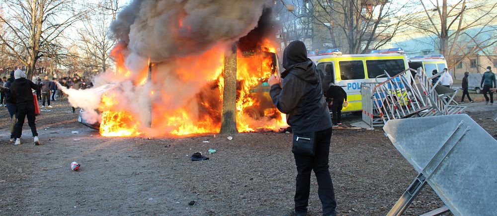 En polisbil står i brand i centrala Örebro.