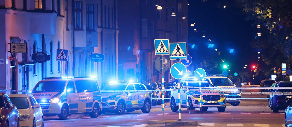 Polisbilar på gata i Vasastan i Stockholm