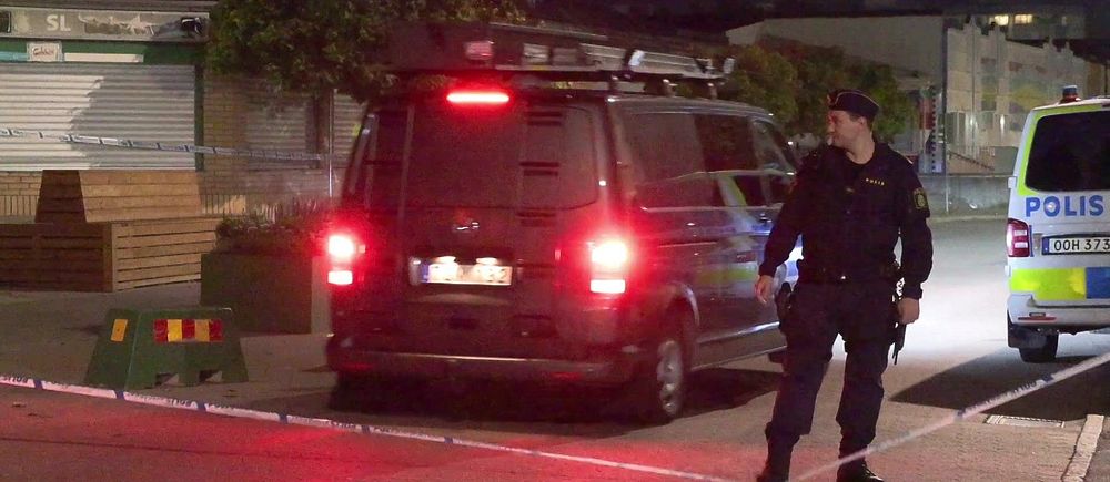 Polis på plats i avspärrningen efter dödsskjutningen i Jordbro.