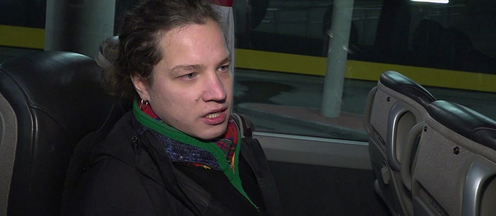 Lasse Valkeapää på bussen som tar demonstranterna till Oslo.