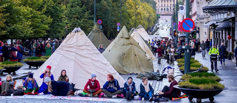 Demonstranterna har spärrat av huvudgatan Karl Johans gate och kallar den nu för Elsa Laulas gata.