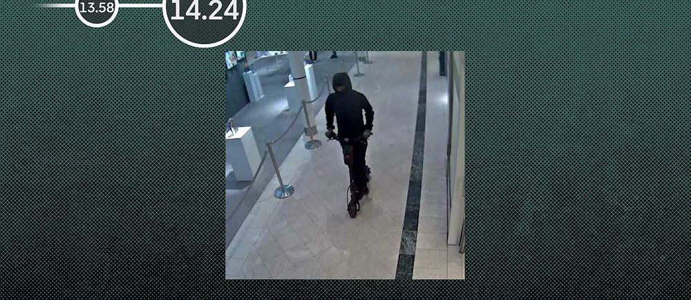 Övervakningsbild visar en maskerad person i mörka kläder på en bank, tidpunkt 14.24 anges.