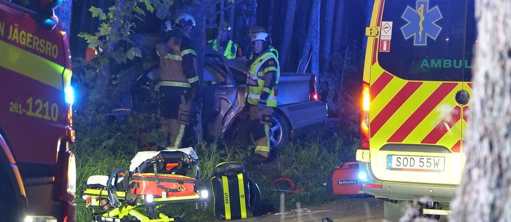 Räddningstjänst, ambulanspersonal och polis arbetar på platsen där en personbil med fyra unga personer kört in i ett träd i Svedala kommun.