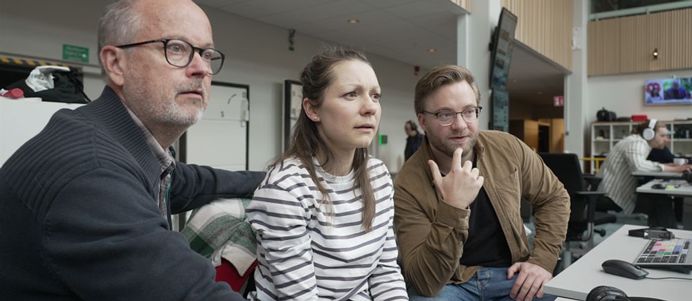 Tre journalister från SVT:s Verifierings desk tittar på en datorskärm.