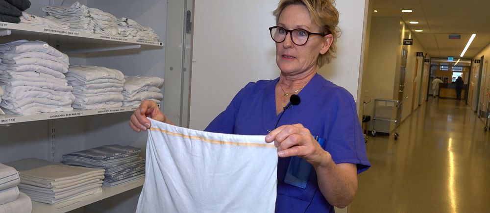 undersköterska Elisabeth Broman med patientkläder