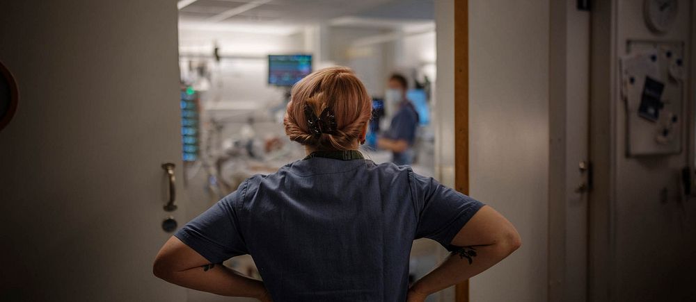 Sjuksköterska tittar till en patient på Södersjukhuset