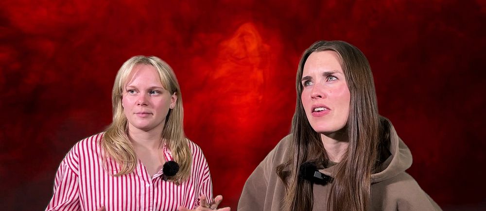 Två personer står framför en dramatisk röd bakgrund, klädda i en rosa- och vitrandig skjorta samt en gråbrun tröja. Deras ansiktsuttryck är inte synliga.