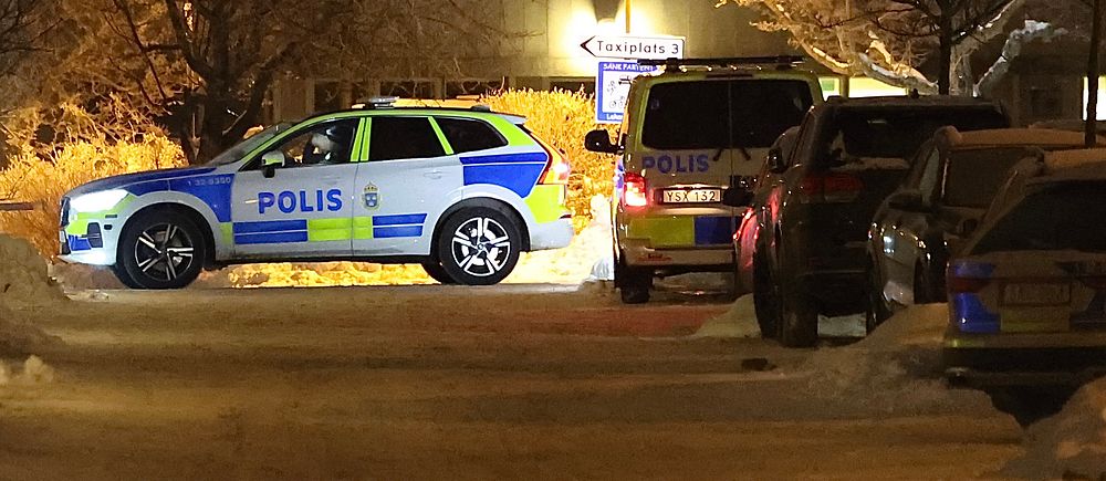 Polis på plats i Årsta efter mord på 55-årig kvinna.